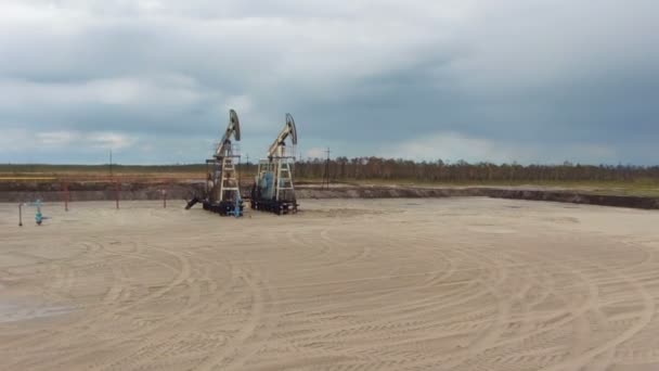 Petrol ve gaz endüstrisi. yağ pompası jack petrol sahasındaki çalışmaları. — Stok video