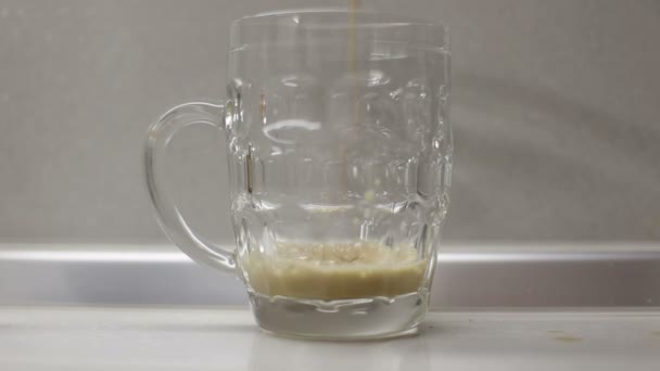 Birra versata nel bicchiere. La bevanda viene versata in un bicchiere — Video Stock