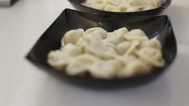 Russische nationale voedsel dumplings regelen op platen, serviesgoed — Stockvideo