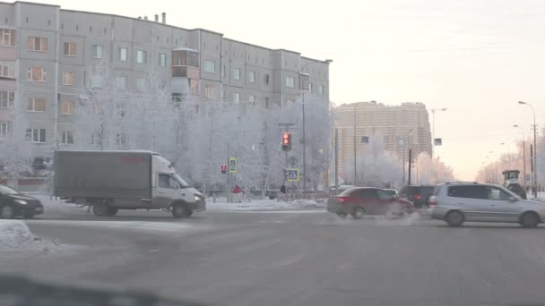 Сургут - 15 ноября: Автомобильное движение в зимнем городе 15 ноября 2015 в Сургуте, Россия. В Сургуте крупнейшая нефтегазовая отрасль России . — стоковое видео