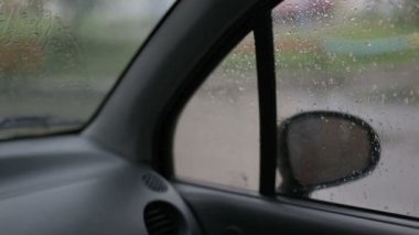Kötü hava, gök gürültüsü ve yağmur arabadan görüntüleyin