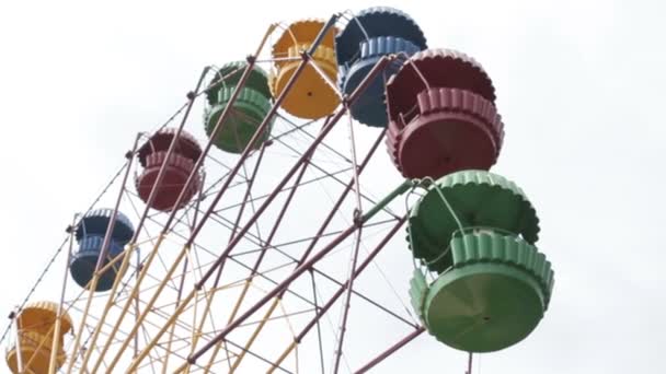 Roda gigante em um parque de diversões — Vídeo de Stock