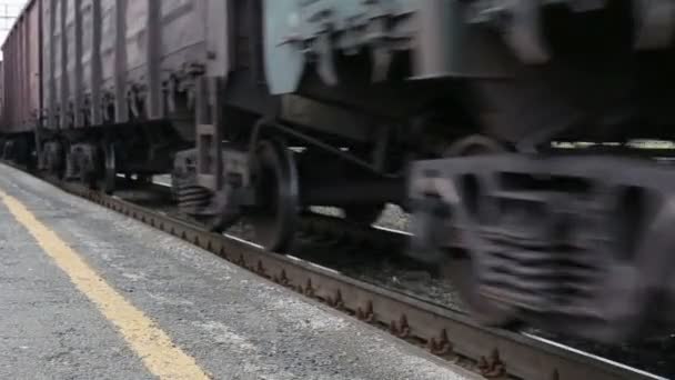 Elektrikli tren seyahat tren Raylara yakın çekim — Stok video