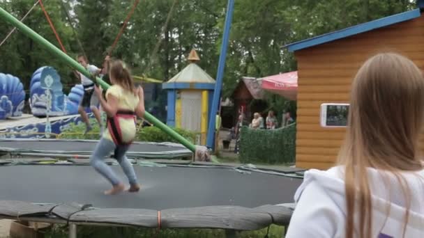 엄마가는 어린이 트램 폴 린에 점프로 비디오 사용 스마트폰 촬영 — 비디오