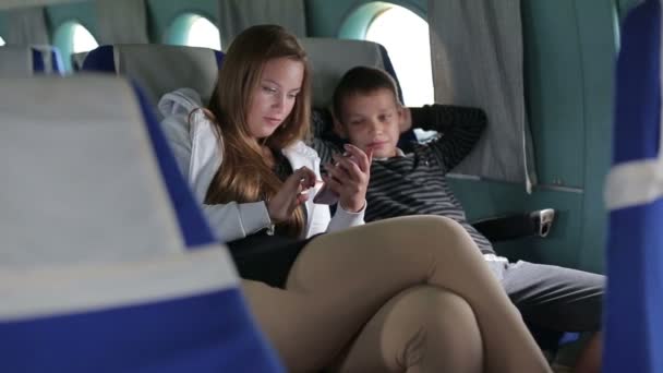Madre e hijo están volando en un avión — Vídeos de Stock