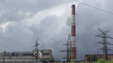 Yüksek voltajlı güç hatları, baca santrali duman yayar
