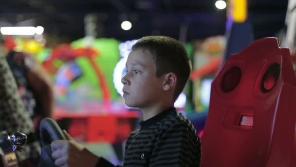Um menino jogando um jogo no simulador de jogo — Vídeo de Stock
