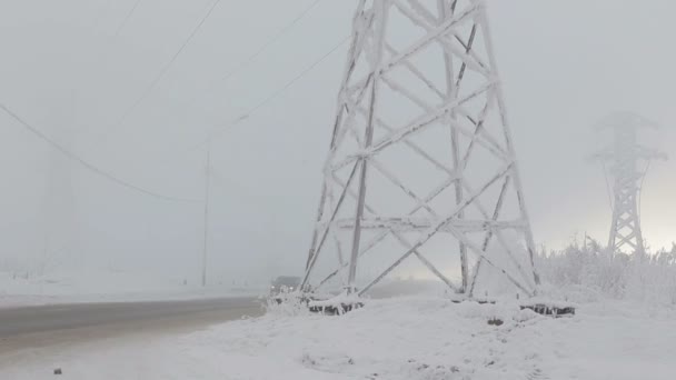 Hochspannungsleitungen im Frost an einem kalten Tag im Winter — Stockvideo