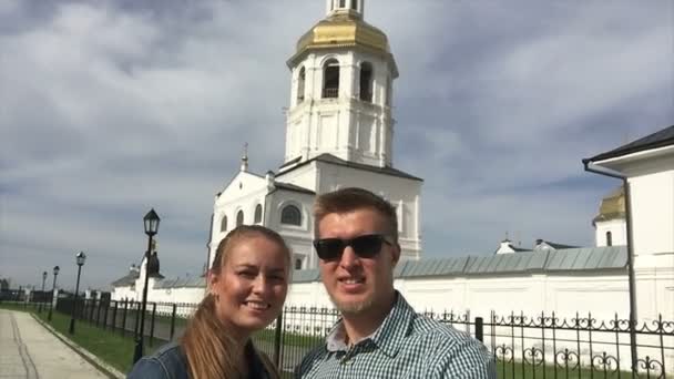 Pareja feliz en el fondo de la iglesia — Vídeos de Stock