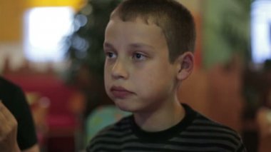 Oğlum çiğnemek gıda yakın çekim