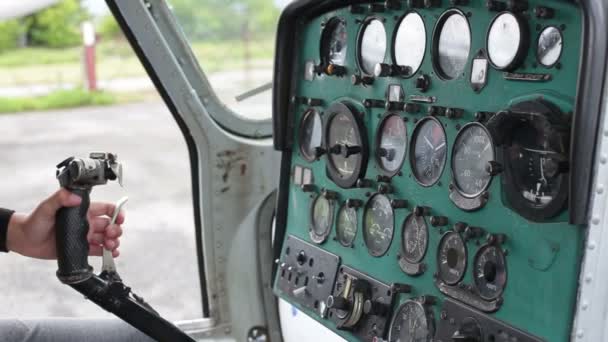 Männlich handgesteuerter Hubschrauber, Nahaufnahme — Stockvideo