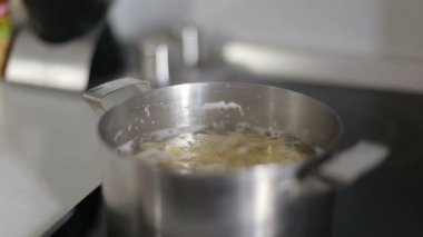 Makarna ev yapımı bir tavada pişirilir