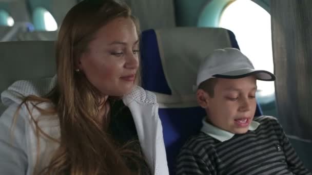 Madre e hijo están volando en un avión — Vídeos de Stock