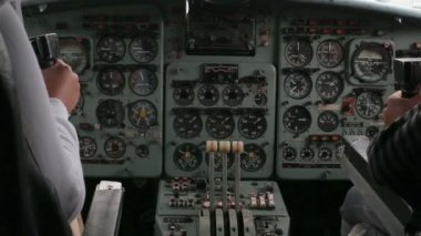 İki pilot kontrollerde oturan, uçak
