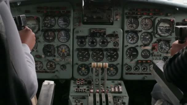 Due piloti pilotano un aereo, seduti ai comandi — Video Stock