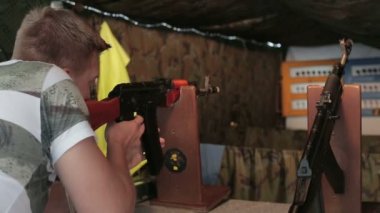 Yong adam silah vuruyor