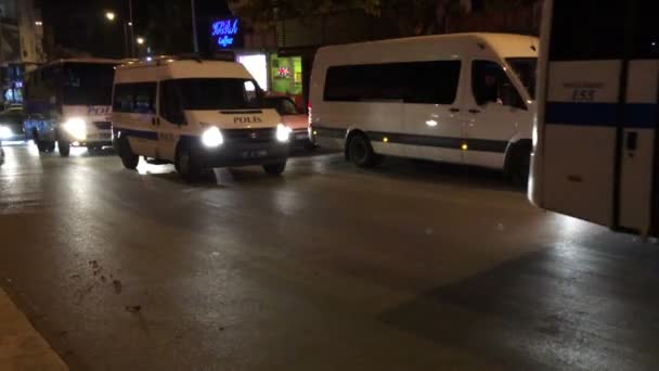 Antalya, Türkei - März 2016: Polizeiautos fahren nachts auf der Straße — Stockvideo