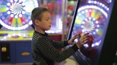 Bir çocuk üzerinde oyun simülatörü oyunu