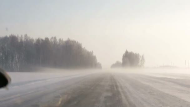 Зимняя дорога, отражение солнца — стоковое видео