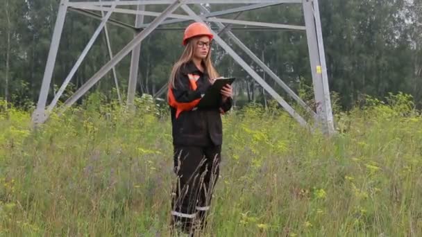 Bir elektrik alt istasyonlar saflara yakın, enerji hatları, ekip çalışması çalışan kadın mühendisi. — Stok video