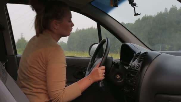 Krásná mladá dívka začne pohybovat autem — Stock video