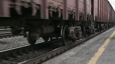 Elektrikli tren seyahat tren Raylara yakın çekim