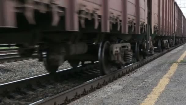 Elektrozug fährt auf Bahngleisen, hautnah — Stockvideo