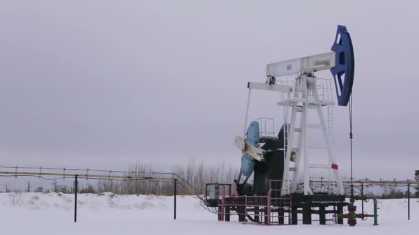 Olie en gas industrie. werk voor olie pomp jack op een olieveld. — Stockvideo