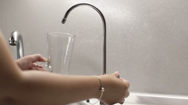 El agua pura se toma en un vaso — Vídeos de Stock