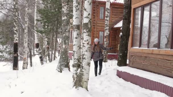 Mujer rubia está caminando en el parque de invierno — Vídeos de Stock