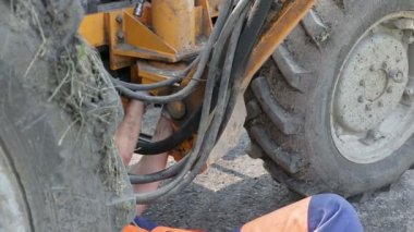 El traktör motoru tamir işçinin, tamirci bir traktör tamiri