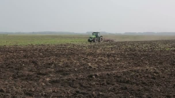 Campo de arado de tractores, agricultura — Vídeo de stock