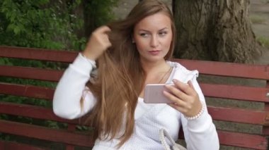 Güzel kız kendilerini kullanım bir smartphone fotoğrafı