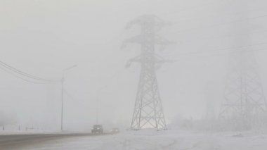 Yüksek voltajlı elektrik hatları Frost kışın soğuk bir günde