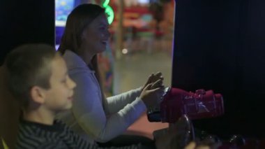 Bir erkek ve kız oyun simülatörü bir oyun oynuyor