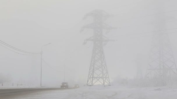Hoogspannings-elektrische leidingen in de vorst op een koude dag in de winter — Stockvideo