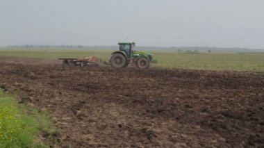 Tyumen, Rusya - Temmuz 2016: Traktör sürme alan, tarım