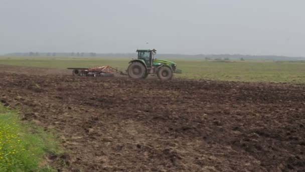 튜멘, 러시아-7 월 2016: 트랙터 plowing 분야, 농업 — 비디오