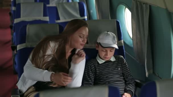 Bruder und Schwester fliegen im Flugzeug — Stockvideo