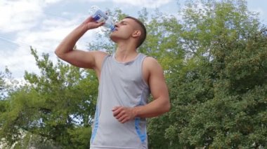 Temiz su bir Şişeden içme atletik erkek