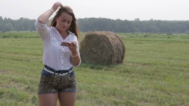 Красивая девушка наслаждается свежим воздухом использовать смартфон — стоковое видео