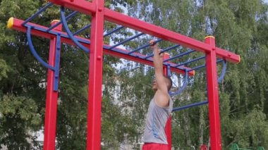 Atletik adam açık havada egzersiz