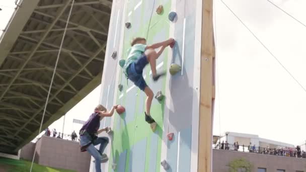 Kids rock klättervägg under klättring konkurrens — Stockvideo