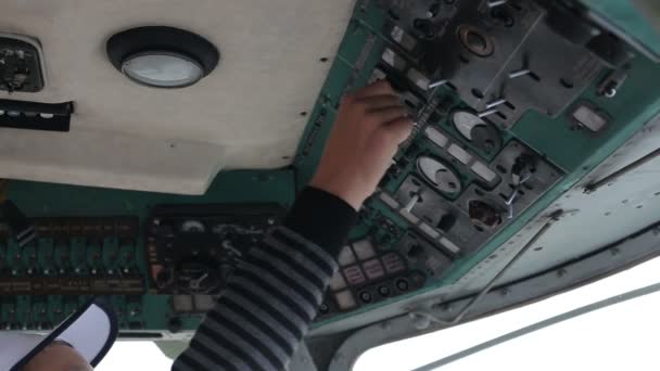 Piloten kontrollerar readinessen för start — Stockvideo