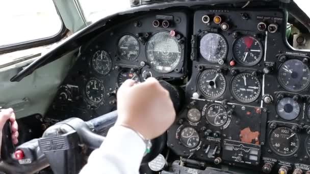Avion à commande manuelle femelle, gros plan — Video