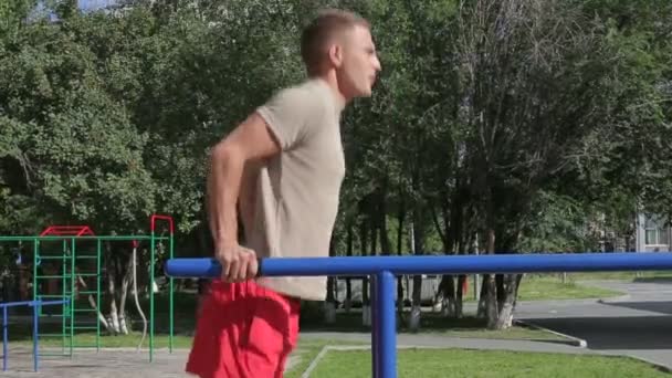 Hombre atlético haciendo ejercicio al aire libre — Vídeo de stock