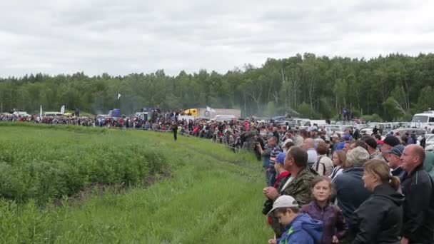 Kurgan, Rússia - Maio de 2016: a multidão à espera do início da competição — Vídeo de Stock