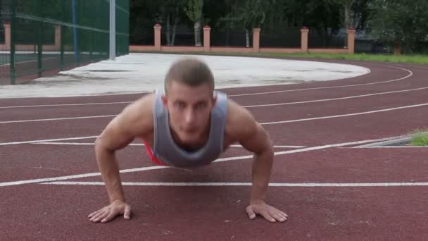 Hombre atlético haciendo ejercicio al aire libre — Vídeos de Stock