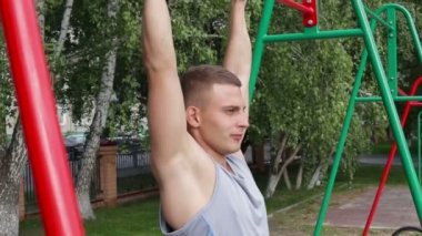 Atletik adam açık havada egzersiz