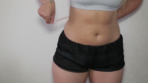 Mulher medindo fita métrica da cintura — Vídeo de Stock